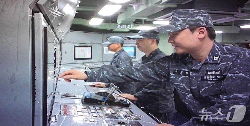 본문 이미지 - 해군이 양만춘함(DDH-I) 통합기관제어체계(ECS) 장비를 운용하는 모습(한화시스템 제공)