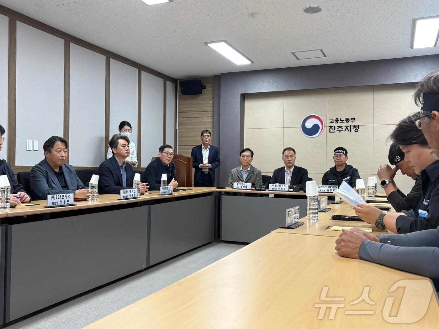 본문 이미지 - CU BGF 로지스와 민주노총 화물연대가 30일 경남 진주시 고용노동부 진주지청에서 단체합의서 조인식을 진행하고 있다. 2026.4.30 ⓒ 뉴스1 강미영 기자