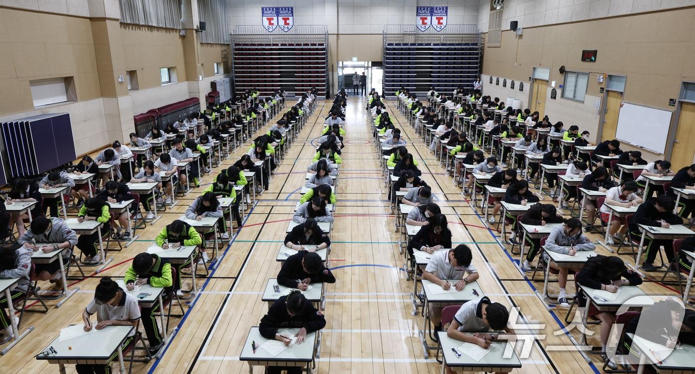 본문 이미지 - 30일 경기 화성시 동탄국제고등학교에서 1학년 학생들이 1학기 1차 지필평가를 시험 감독이 없는 '무감독 양심 시험'으로 치르고 있다. 2026.4.30 ⓒ 뉴스1 김영운 기자