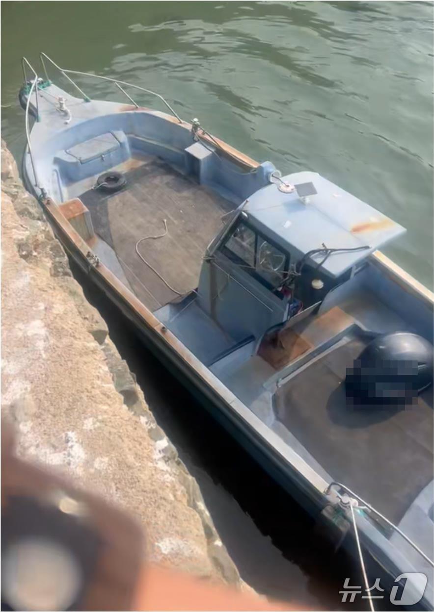 본문 이미지 - 밀입국에 사용된 어선(제주경찰청 제공. 재판매 및 DB금지)/뉴스1