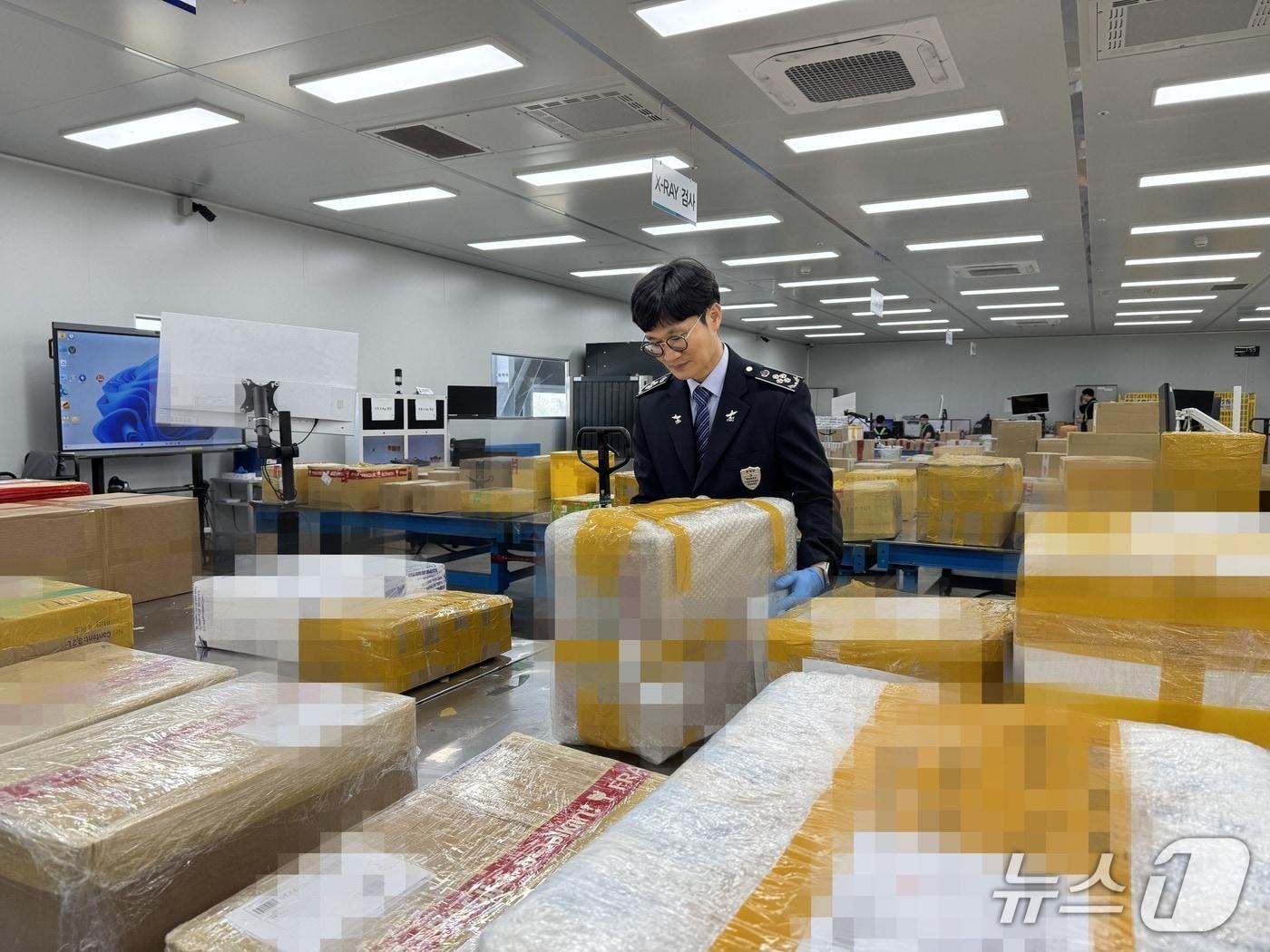 본문 이미지 - 조주성 인천공항세관 특송우편총괄과 팀장이 특송화물을 살펴보고 있는 모습.2026.4.24/뉴스1