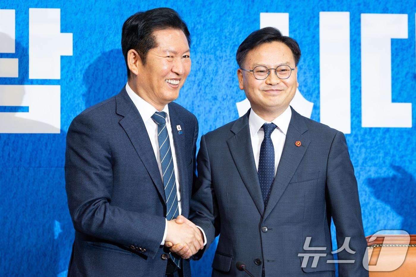 본문 이미지 - 지난 4월 30일 더불어민주당 6.3 지방선거 인재영입 3호로 선정됐던 김성범 후보(전 해양수산부 차관)이 서울 여의도 국회에서 열린 제3차 인재영입식에서 정청래 대표와 손을 맞잡고 있다.  2026.4.30 ⓒ 뉴스1 유승관 기자