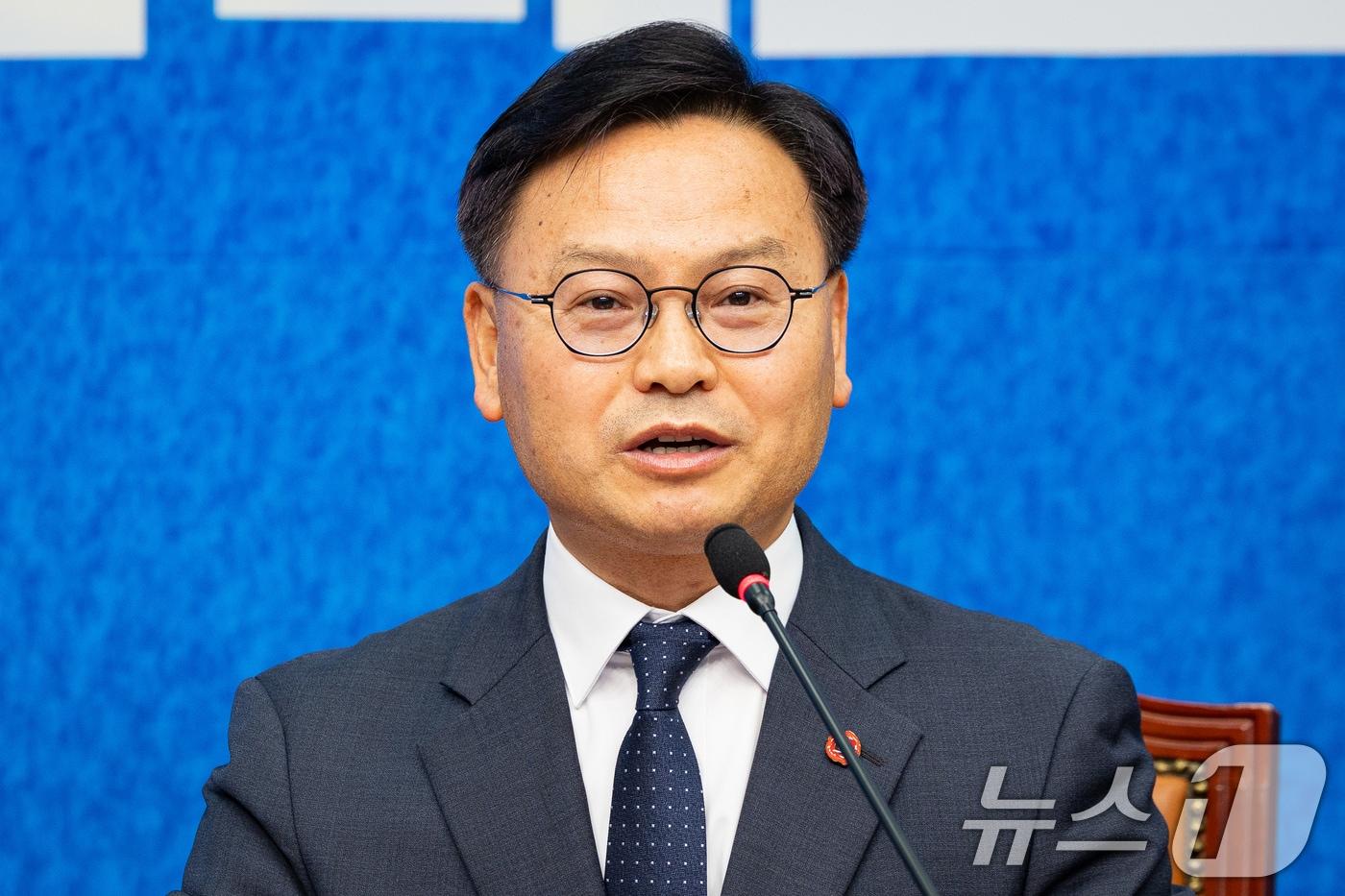 본문 이미지 - 서귀포시 국회의원 보궐선거에 출마한 더불어민주당 김성범 예비후보. 2026.4.30 ⓒ 뉴스1 유승관 기자