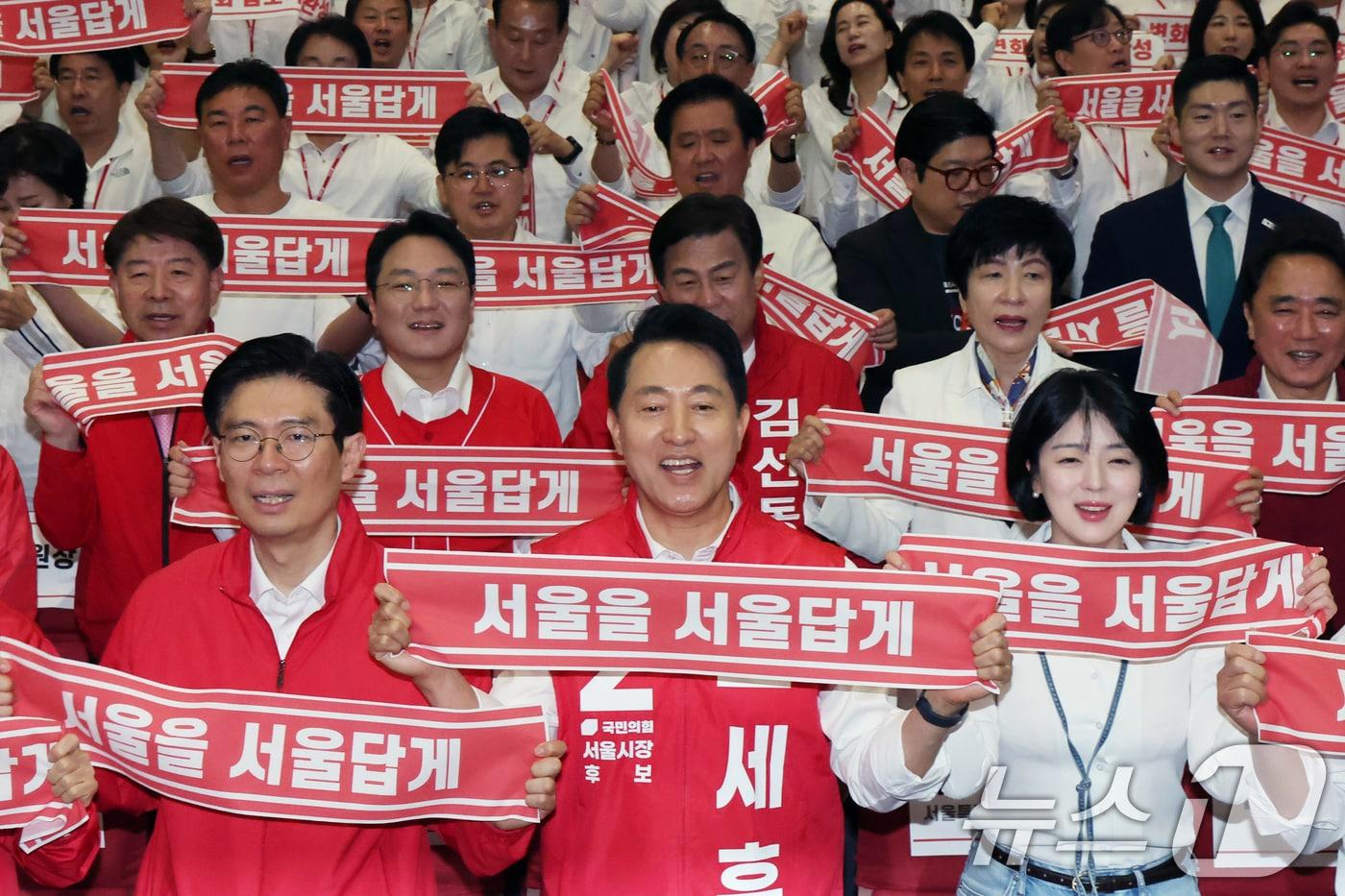 본문 이미지 - 오세훈 국민의힘 서울시장 후보와 배현진 서울시당위원장이 30일 오전 서울 여의도 국회에서 열린 '제9회 전국동시지방선거 국민의힘 서울시당 필승결의 및 공천자대회에서 참석자들과 구호를 외치고 있다. 2026.4.30 ⓒ 뉴스1 황기선 기자