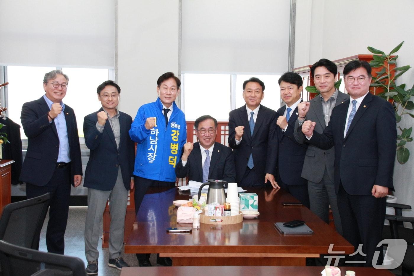 본문 이미지 -  강병덕 더불어민주당 경기 하남시장 후보와 이광재 하남갑 국회의원 보궐선거 후보가 30일 국회 국토교통위원회를 방문해 교통 및 청년 주거 정책을 건의하고 기념사진을 찍고 있다.(강 후보 측 제공. 재판매 및 DB 금지)/뉴스1