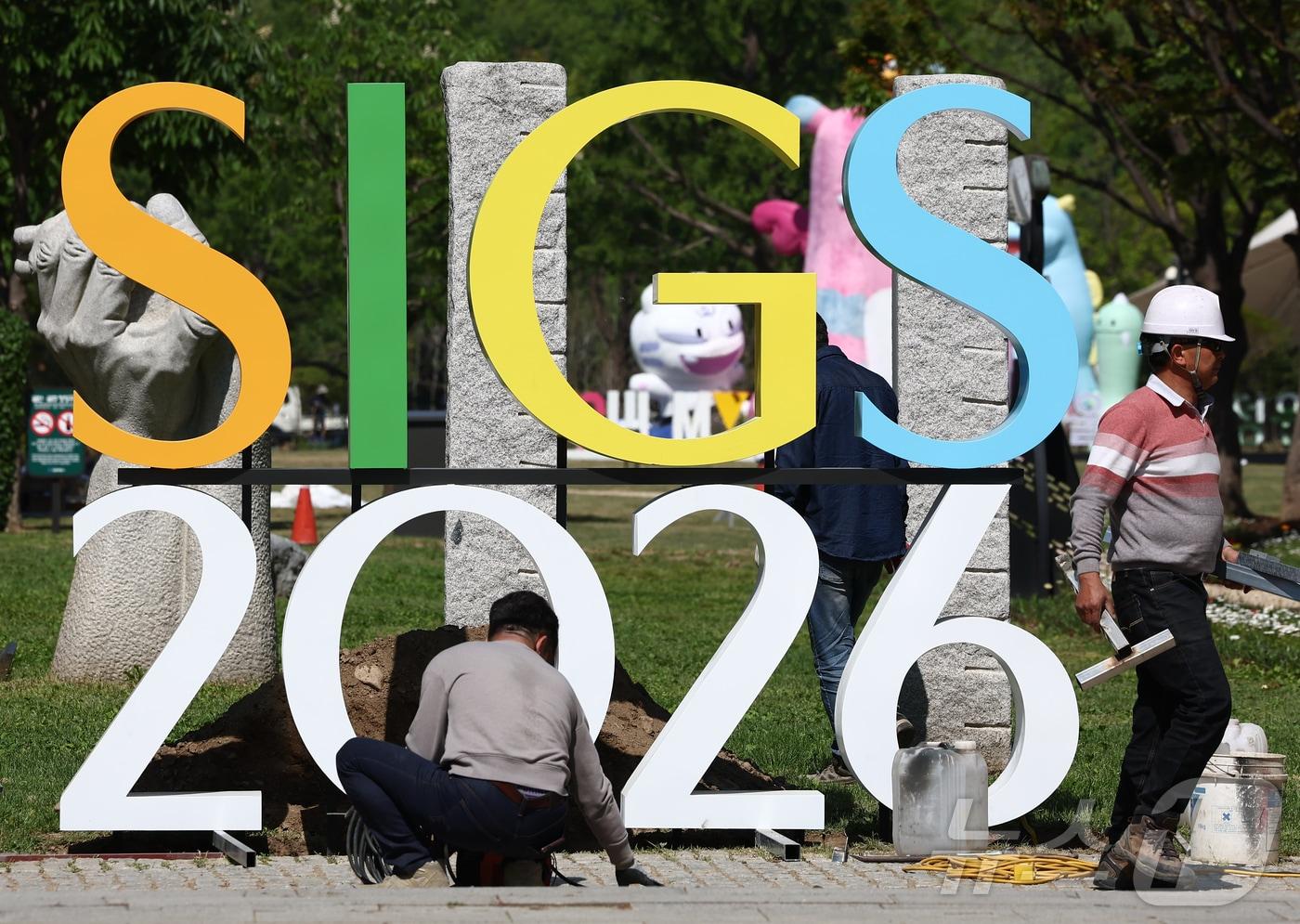 본문 이미지 - 2026 서울국제정원박람회 개막을 하루 앞둔 30일 오전 서울 성동구 서울숲에서 관계자들이 조형물을 정돈하고 있다. 서울국제정원박람회는 다음달 1일부터 10월 27일까지 열린다.2026.4.30 ⓒ 뉴스1 김민지 기자