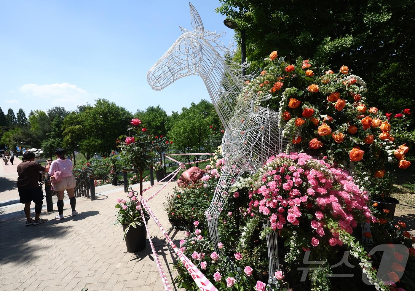 본문 이미지 - 2026 서울국제정원박람회 개막을 하루 앞둔 30일 오전 서울 성동구 서울숲에서 프레스 투어가 진행되고 있다. 서울국제정원박람회는 다음달 1일부터 10월 27일까지 열린다.2026.4.30 ⓒ 뉴스1 김민지 기자
