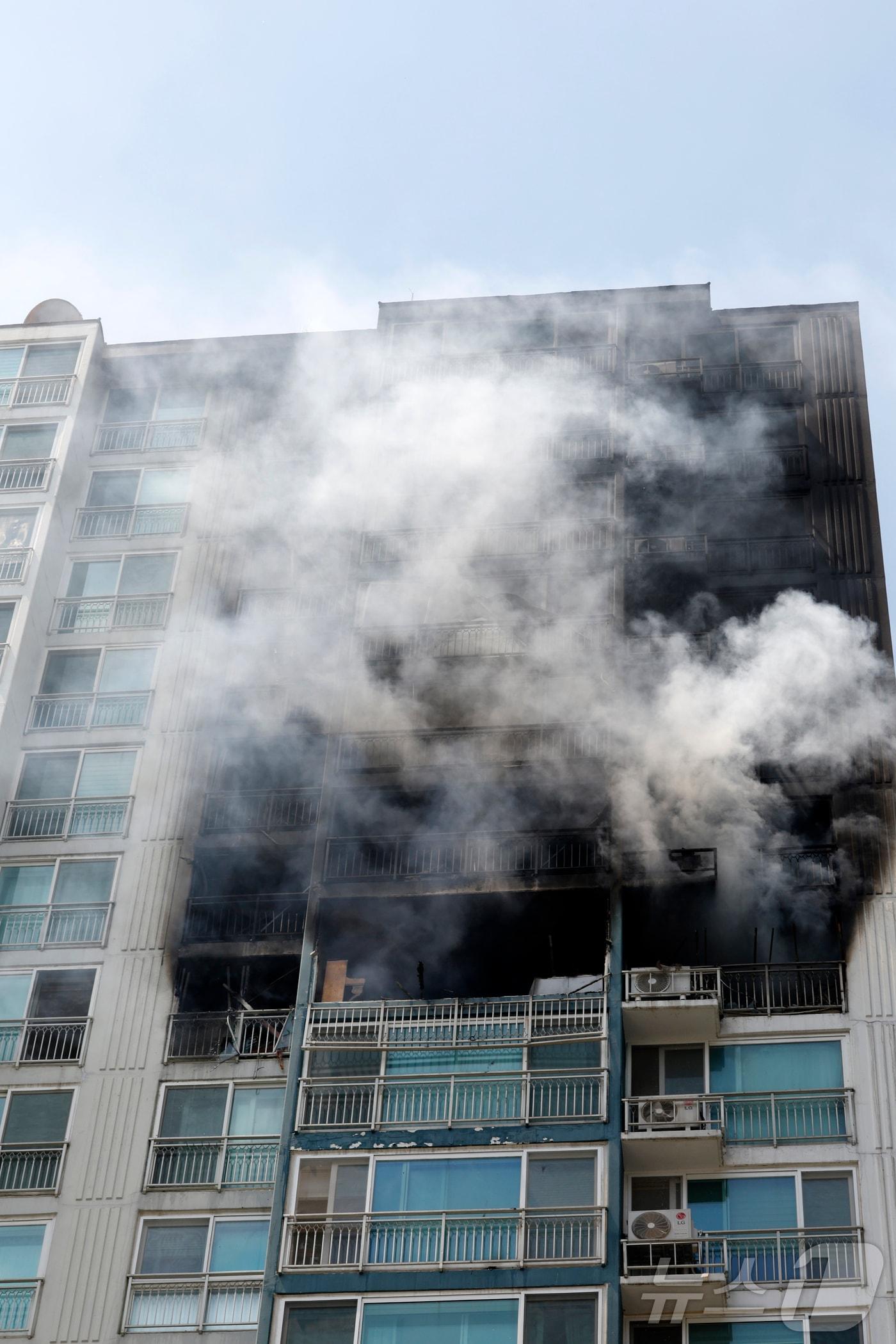본문 이미지 - 30일 경기 의왕시 내손동 아파트 단지에서 화재가 발생해 연기가 피어오르고 있다, 이번 화재로 주민 1명이 추락해 사망하고 4명이 다쳤다. 2026.4.30 ⓒ 뉴스1 안은나 기자