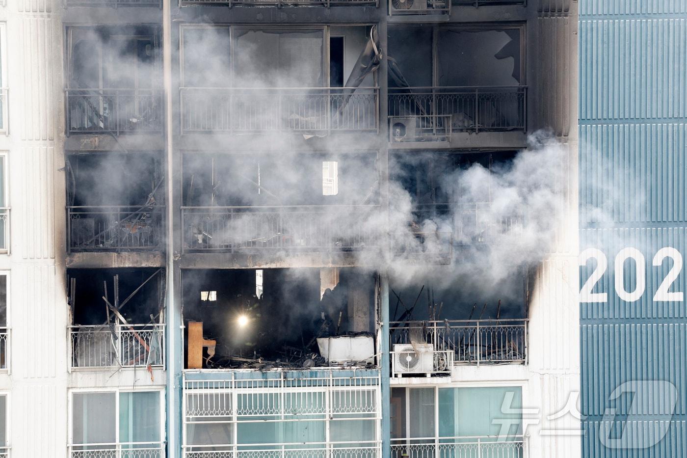본문 이미지 - 30일 경기 의왕시 내손동 아파트 단지에서 화재로 주민 1명이 사망하고 4명이 다친 가운데 소방대원들이 화재를 진압하고 있다. 2026.4.30 ⓒ 뉴스1 안은나 기자
