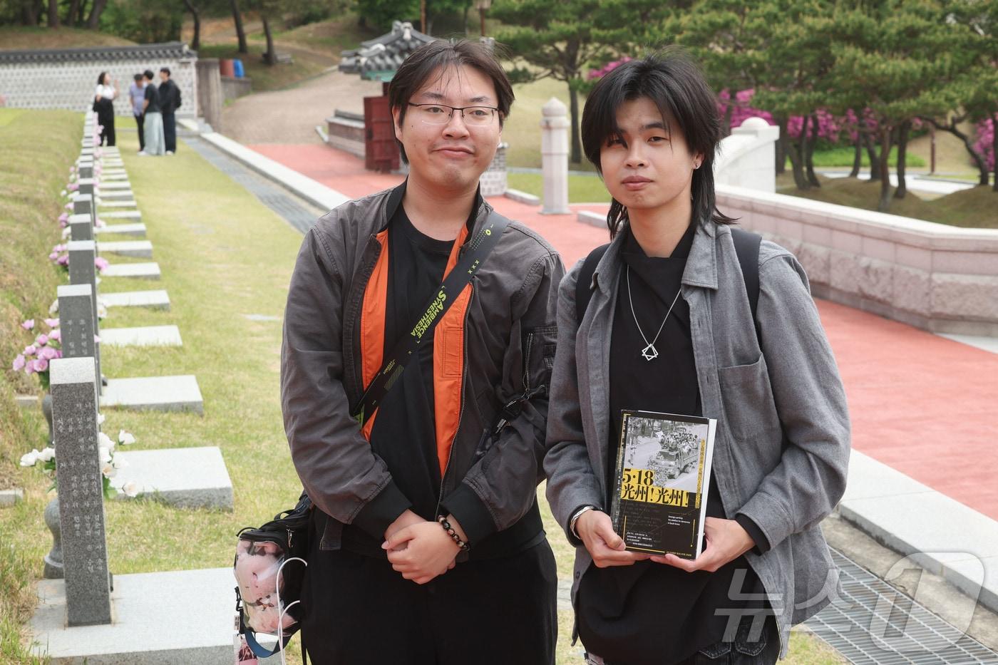 본문 이미지 - 30일 오전 광주 북구 운정동 국립5.18민주묘역에서 일본 유학생들이 5·18 서적을 든 채 묘역을 둘러보고 있다. 2026.4.30 ⓒ 뉴스1 조수민 수습기자