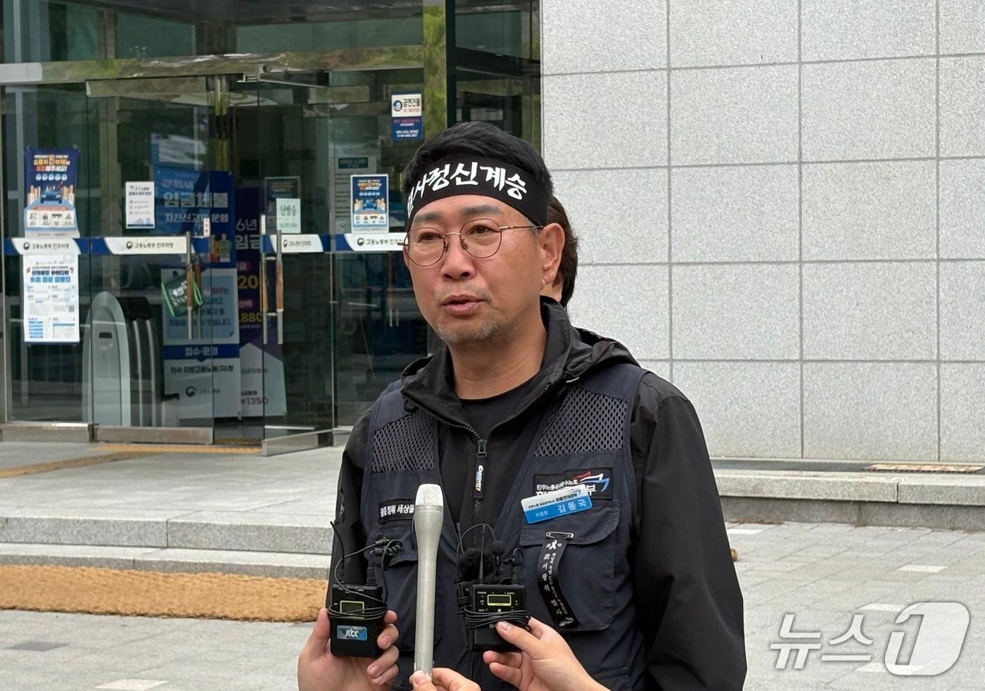 본문 이미지 - 김동국 화물연대 위원장이 30일 경남 진주시 고용노동부 진주지청에서 CU BGF로지스와 단체합의서 조인식을 마친 뒤 기자들의 질문에 답하고 있다.2026.04.30/뉴스1 강미영기자