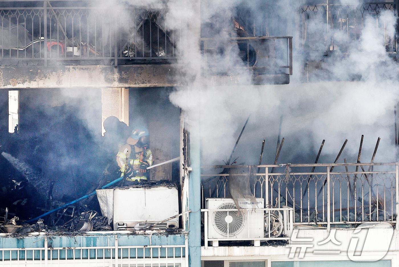 본문 이미지 - 30일 경기 의왕시 내손동 아파트 단지에서 화재가 발생해 소방대원들이 진압하고 있다. 이번 화재로 2명이 사망했다. 2026.4.30 ⓒ 뉴스1 안은나 기자