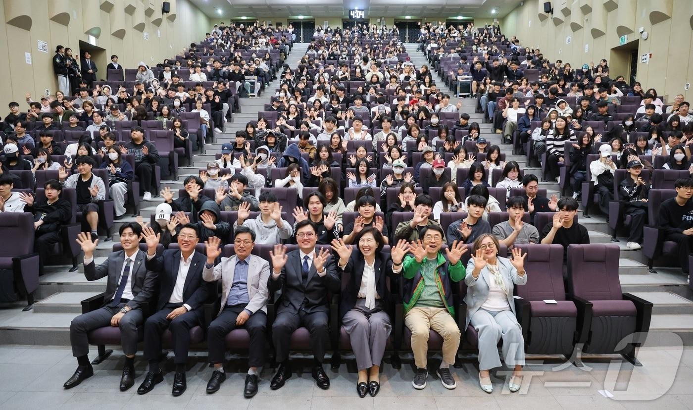본문 이미지 - 김동진 광주대 총장이 새내기들을 대상으로 토크콘서트를 하고 기념사진을 찍고 있다.(광주대 제공. 재배포 및 DB 금지)