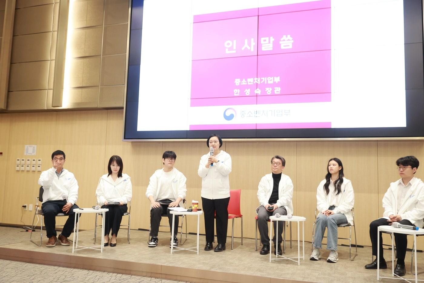 본문 이미지 - 중소벤처기업부는 한 장관이 고려대학교를 방문해 '모두의 창업' 현장을 점검했다고 30일 밝혔다.(중기부 제공)