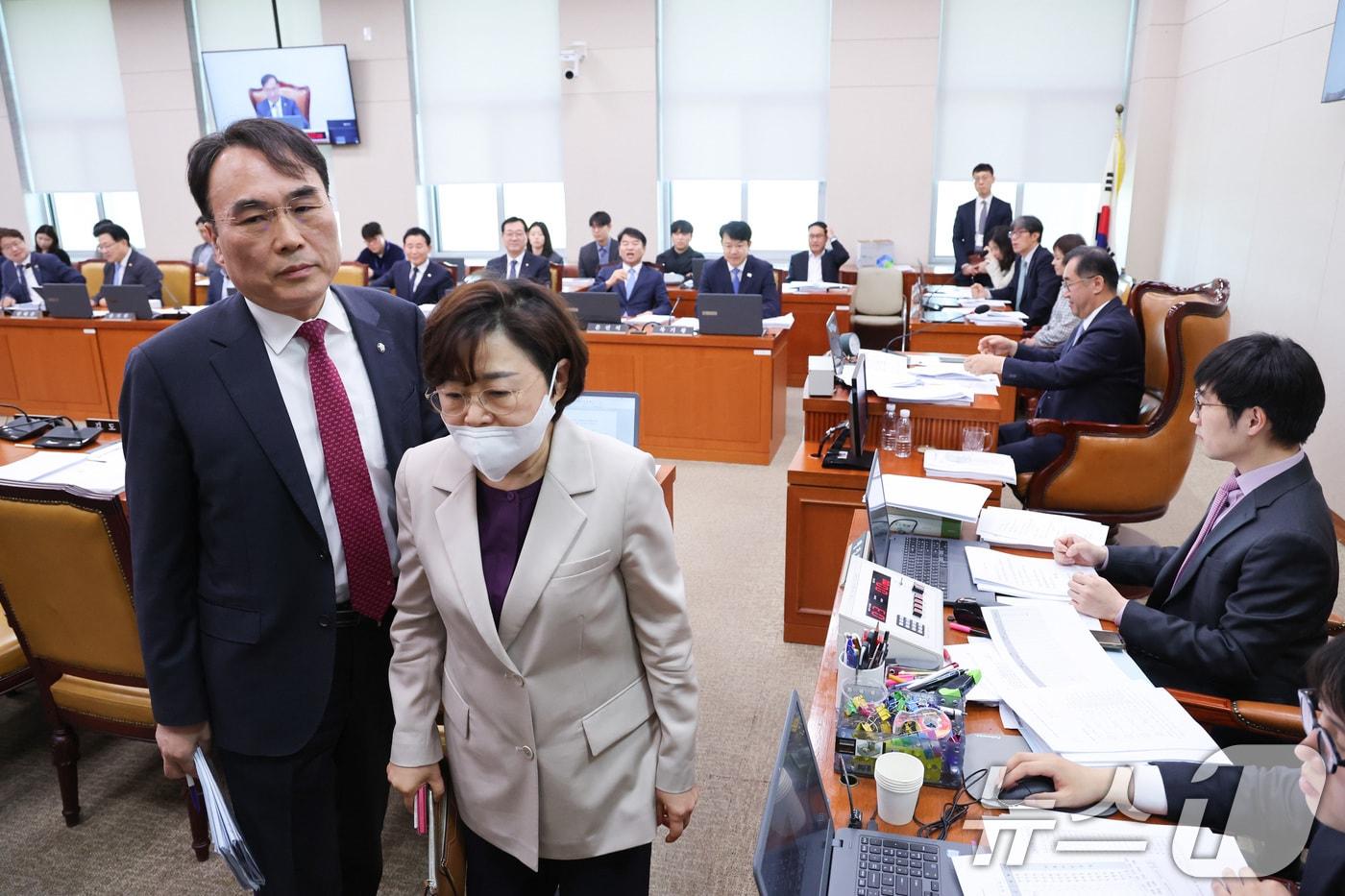 본문 이미지 - 30일 서울 여의도 국회에서 열린 국토교통위원회 전체회의에서 김정재 의원을 비롯한 국민의힘 의원들이 법안 처리에 반발하며 퇴장하고 있다. 2026.4.30 ⓒ 뉴스1 신웅수 기자