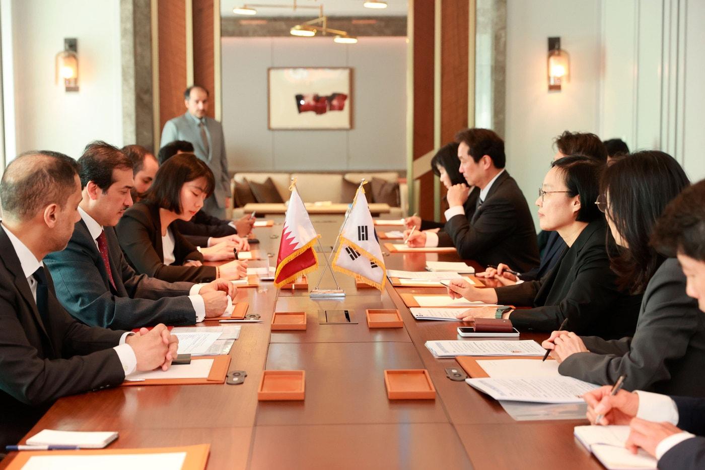 본문 이미지 - 한성숙 중소벤처기업부 장관이 30일 서울에서 아흐메드 빈 모하데르 알 사예드(Ahmed bin Mohammed Al-Sayed) 카타르 통상 담당 국무장관과 교류 협력 확대 방안 등을 논의 하고 있다. (중기부 제공)