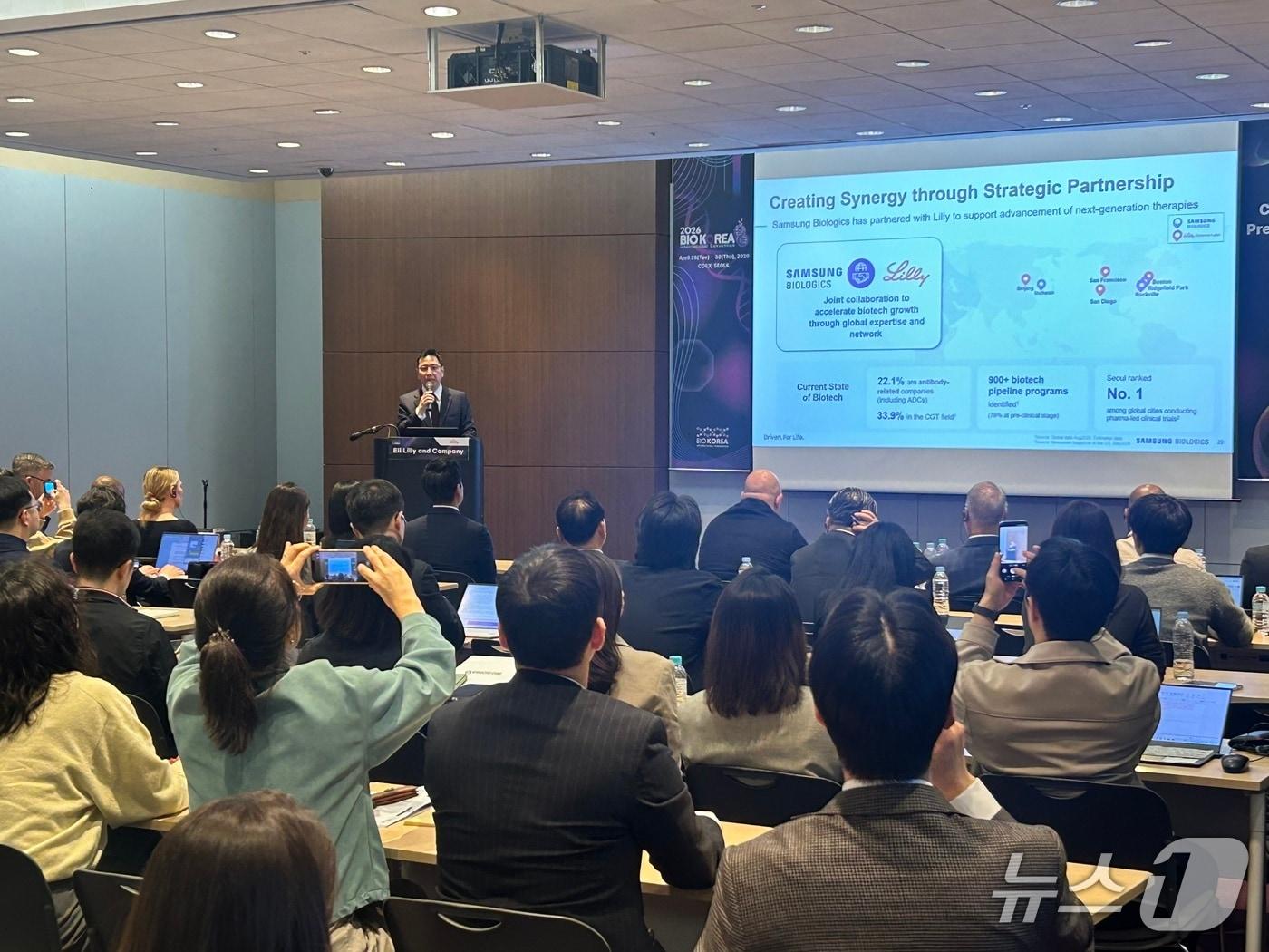 본문 이미지 - 이상명 삼성바이오로직스 상무가 30일 서울 코엑스에서 열린 '바이오코리아 2026' 내 기업 세션에서 발표하고 있다. 2026.4.30 ⓒ 뉴스1 문대현 기자