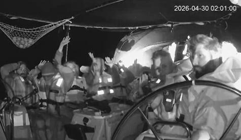 본문 이미지 - 친(親)팔레스타인 성향의 단체 '글로벌 수무드 함대'(GSF)가 30일(현지시간) 공개한 이스라엘 군의 GSF 선박 차단 장면. (사진=엑스(X) 갈무리)