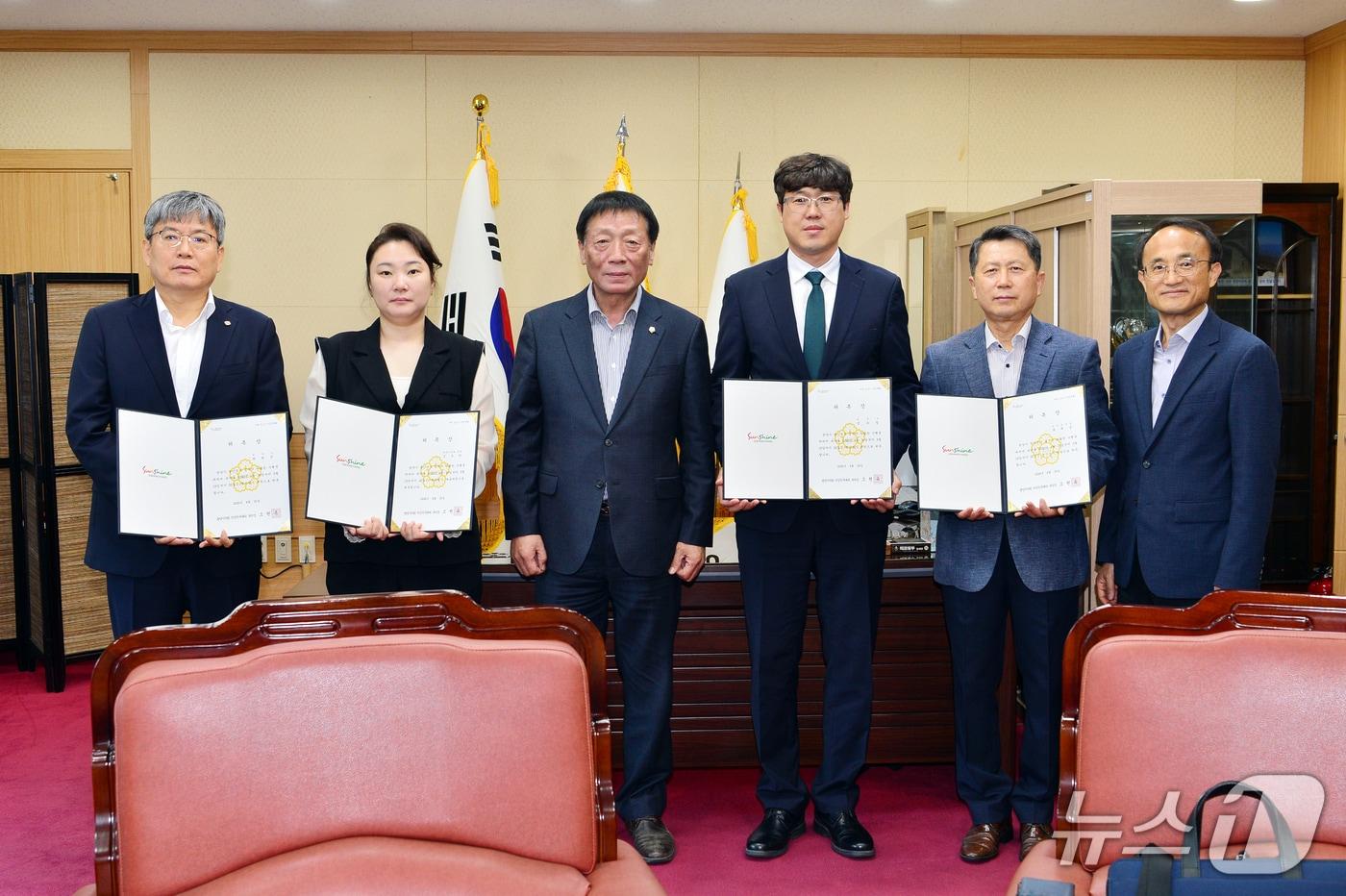 본문 이미지 - 30일 광양시의회가  2025회계연도 결산검사위원 5명에게 위촉을 수여했다(광양시의회 제공)