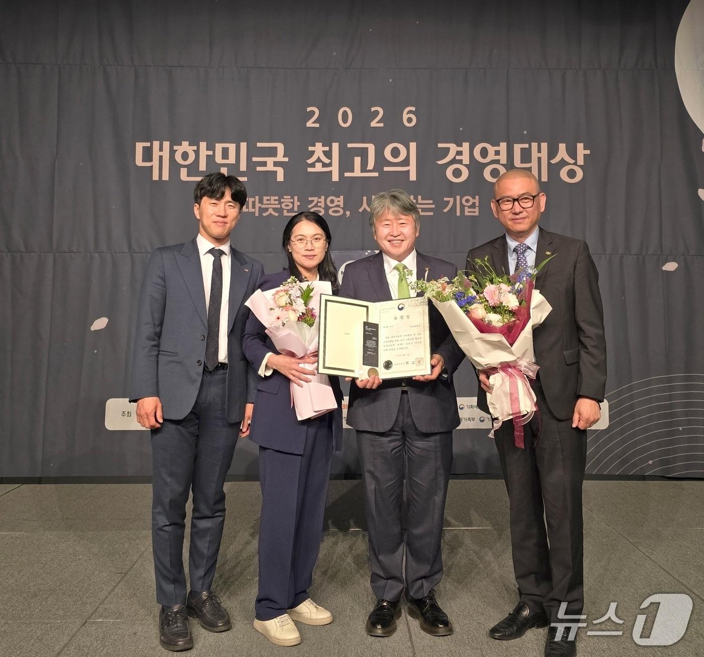 본문 이미지 - 왼쪽 세번째가 김용하 총장(건양대학교 제공·재판매 및 DB금지)/뉴스1