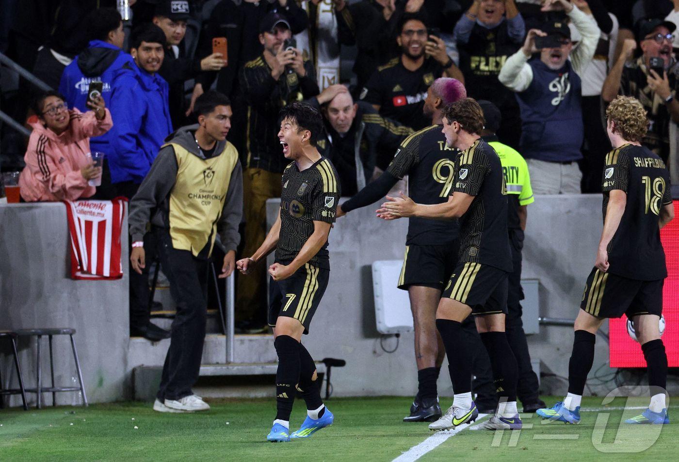 본문 이미지 - LA FC 손흥민이 30일(한국시간) 미국 캘리포니아주 로스앤젤레스의 BMO 스타디움에서 열린 톨루카와 2026 CONCACAF 챔피언스컵 준결승 1차전에서 결승골을 도운 뒤 포효하고 있다. ⓒ AFP=뉴스1