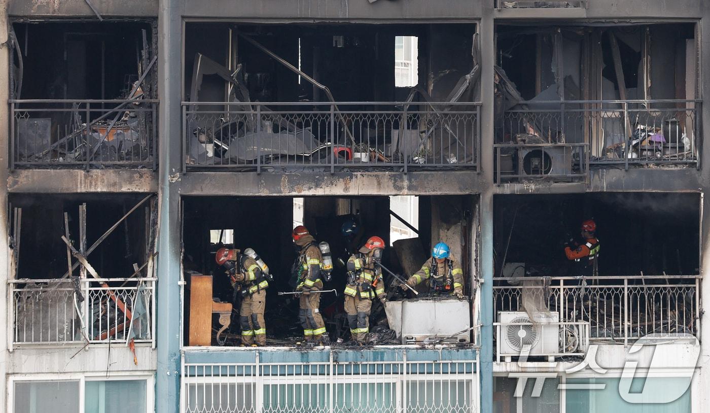 본문 이미지 - 30일 경기 의왕시 내손동 아파트 단지에서 소방대원들이 화재 진압 후 잔불 등을 정리하고 있다. 이번 화재로 2명이 숨지고 6명이 다쳤다. ⓒ 뉴스1 안은나 기자