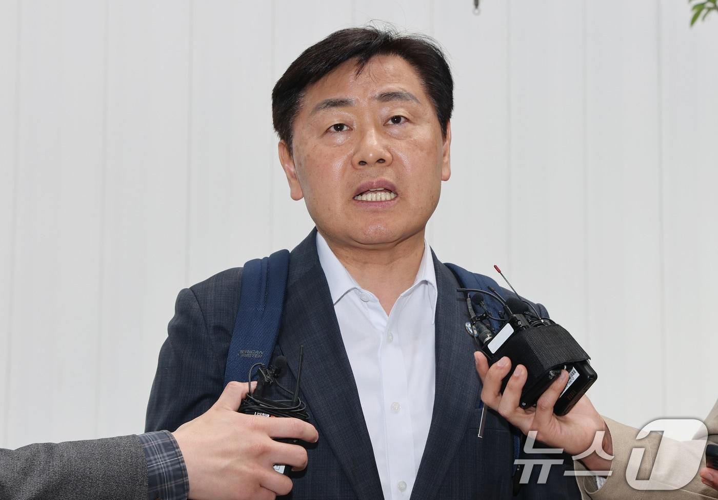 본문 이미지 - 김관영 전북특별자치도지사가 30일 12·3 비상계엄 당시 '전북도청 폐쇄 의혹'과 관련해 피의자 조사를 받기 위해 경기 과천 2차 종합특검 사무실로 출석하며 취재진 질문에 답하고 있다. 2026.4.30 ⓒ 뉴스1 임세영 기자