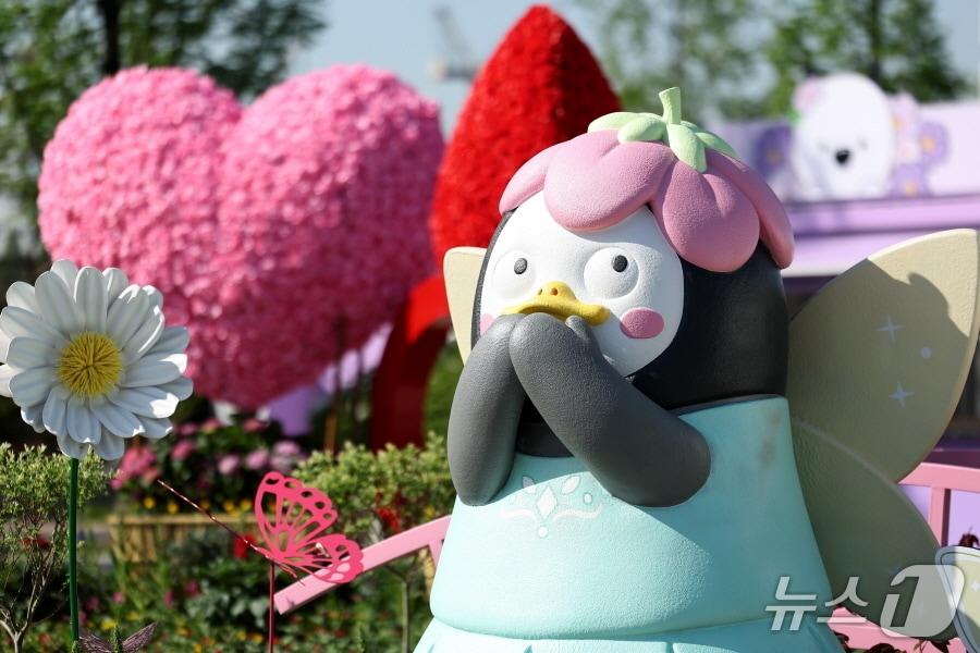 본문 이미지 - 2026고양국제꽃박람회 특별 테마정원에 꾸며진 '펭수의 꽃놀이 정원' (고양국제박라모히재단 제공, 재판매 및 DB금지)
