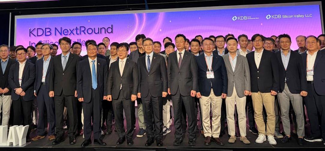 본문 이미지 - 권대영 금융위원회 부위원장이 29일 미국 캘리포니아 서니배일 소재 플러그앤플레이테크센터(Plug&Play Tech Center)에서 개최한 KDB 넥스트라운드 인 실리콘밸리 행사에 참석해 축사 후 기념촬영을 하고 있다.(금융위 제공).