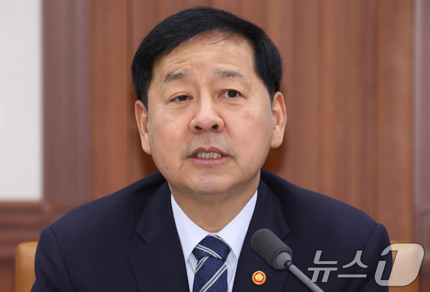 본문 이미지 - 구윤철 경제부총리 겸 재정경제부 장관이 30일 서울 종로구 세종대로 정부서울청사에서 열린 비상경제회의 겸 경제관계장관회의 겸 대외경제관계장관회의에서 모두 발언을 하고 있다. 2026.4.30 ⓒ 뉴스1 김명섭 기자