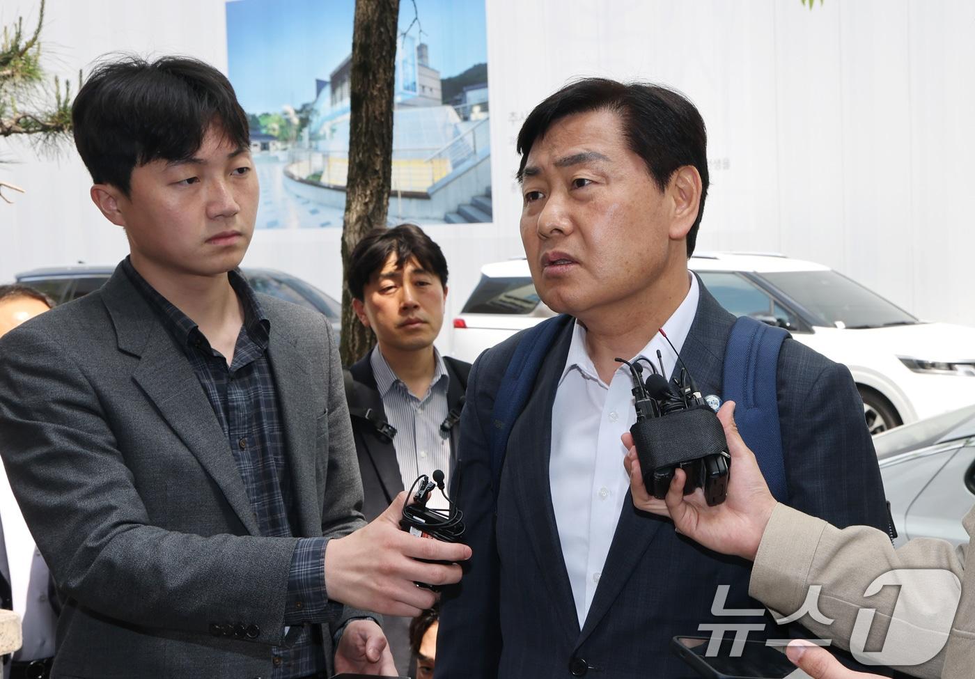 본문 이미지 - 김관영 전북특별자치도지사가 30일 12·3 비상계엄 당시 '전북도청 폐쇄 의혹'과 관련해 피의자 조사를 받기 위해 경기 과천 2차 종합특검 사무실로 출석하며 취재진 질문에 답하고 있다. 2026.4.30 ⓒ 뉴스1 임세영 기자