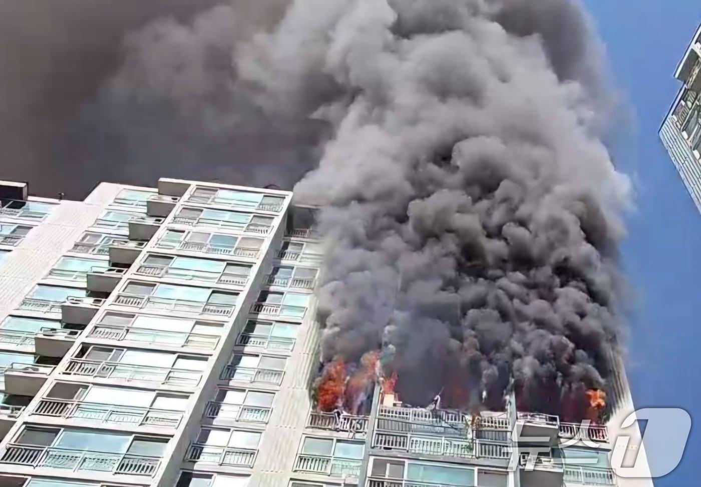 본문 이미지 - 30일 경기 의왕시 내손동 아파트 단지에서 화재가 발생해 연기가 피어 오르고 있다. 이번 화재로 2명이 사망했다. (경기도소방재난본부 제공. 재판매 및 DB 금지)2026.4.30 ⓒ 뉴스1