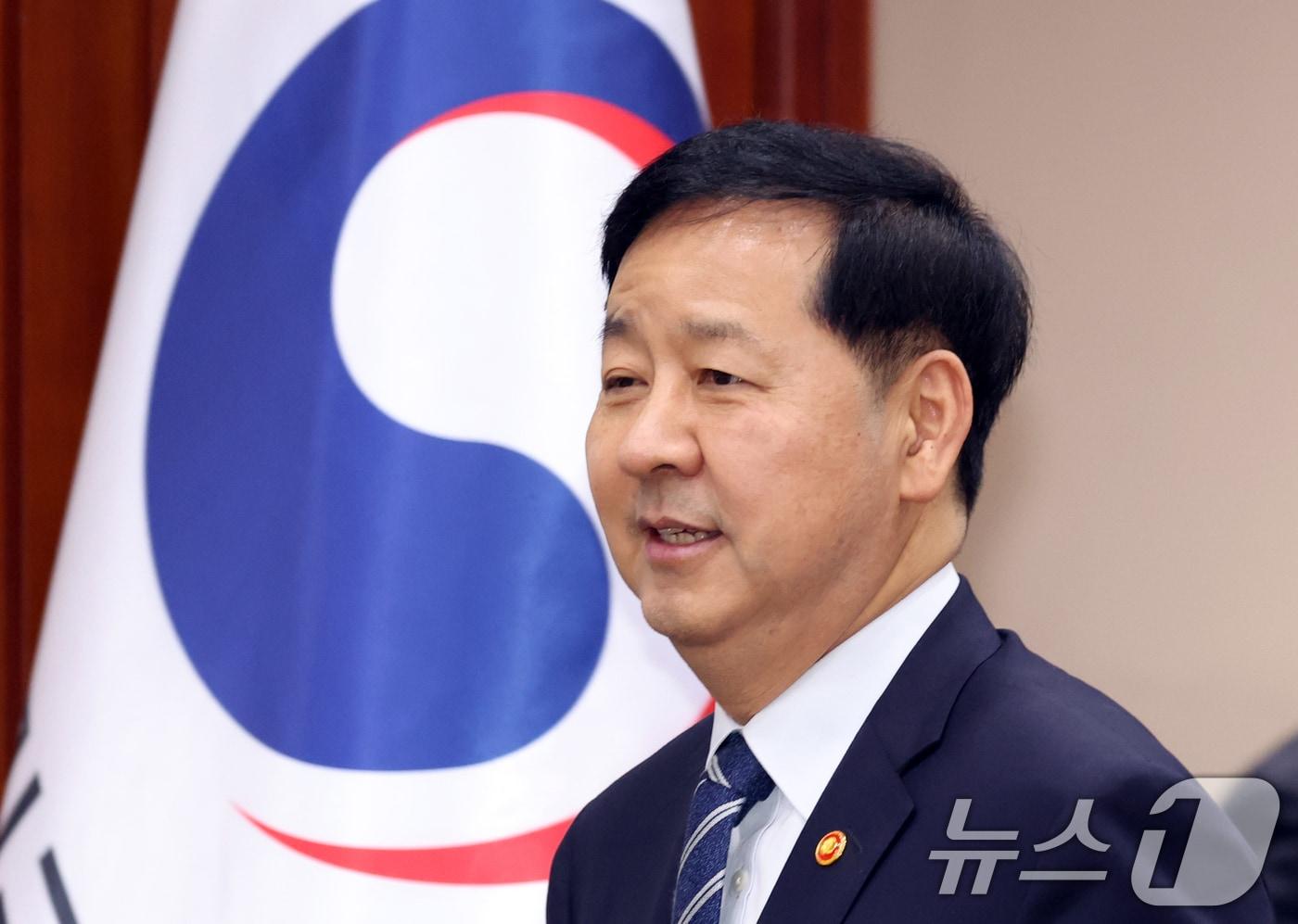 본문 이미지 - 구윤철 경제부총리 겸 재정경제부 장관과 한성숙 중소벤처기업부 장관이 30일 서울 종로구 세종대로 정부서울청사에서 열린 비상경제회의 겸 경제관계장관회의 겸 대외경제관계장관회의에 참석하고 있다. 2026.4.30 ⓒ 뉴스1 김명섭 기자