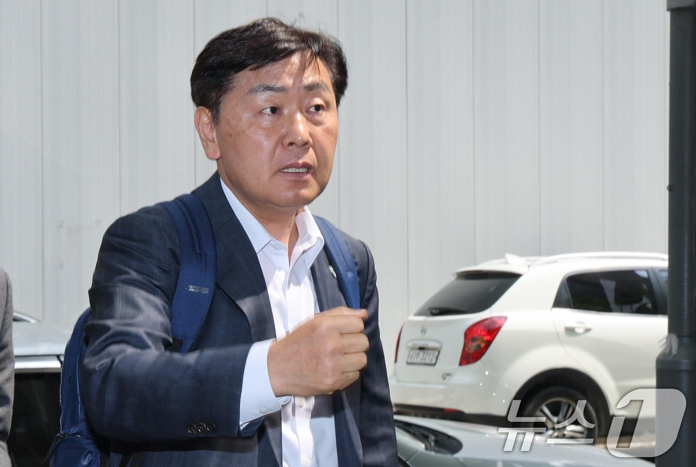 본문 이미지 - 김관영 전북특별자치도지사가 30일 12·3 비상계엄 당시 '전북도청 폐쇄 의혹'과 관련해 피의자 조사를 받기 위해 경기 과천 2차 종합특검 사무실로 출석하고 있다. 2026.4.30 ⓒ 뉴스1 임세영 기자
