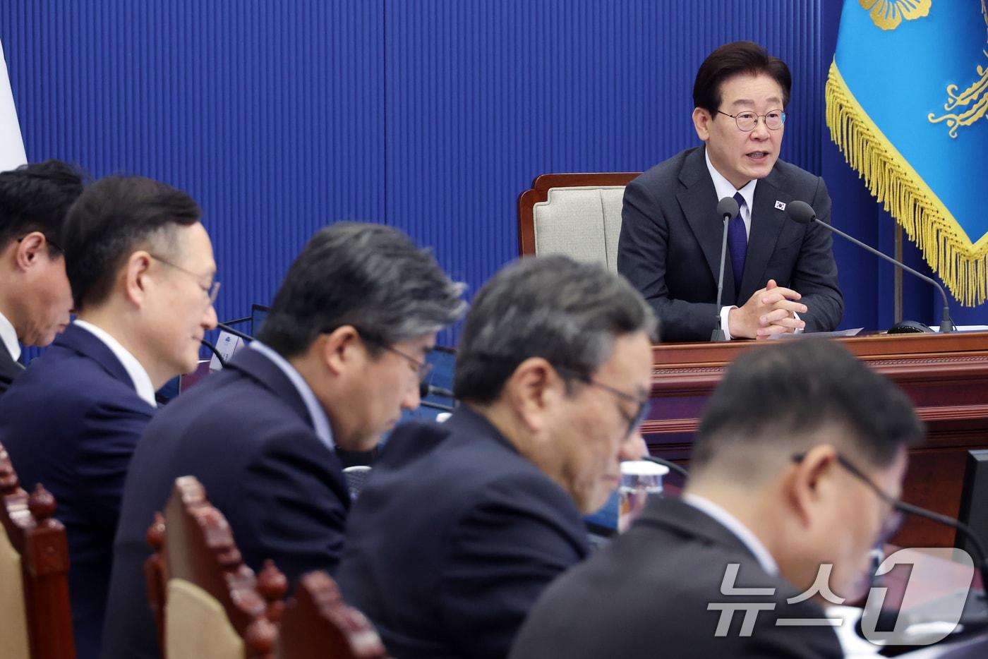 본문 이미지 - 이재명 대통령이 30일 청와대에서 열린 수석보좌관회의에서 발언하고 있다. (청와대통신사진기자단) 2026.4.30 ⓒ 뉴스1 이재명 기자