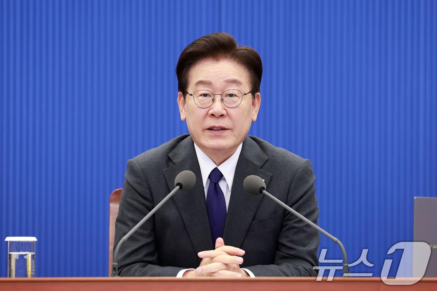 본문 이미지 - 이재명 대통령이 30일 청와대에서 열린 수석보좌관회의에서 발언하고 있다. (청와대통신사진기자단) 2026.4.30 ⓒ 뉴스1 이재명 기자