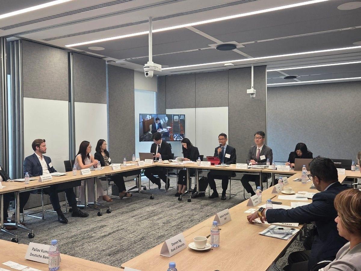 본문 이미지 - 허장 2차관이 지난 28일부터 29일 양일간 홍콩과 싱가포르에서 투자자 설명회(라운드테이블)를 열고 주요 투자기관과 개별 면담을 진행했다.(재정경제부 제공)