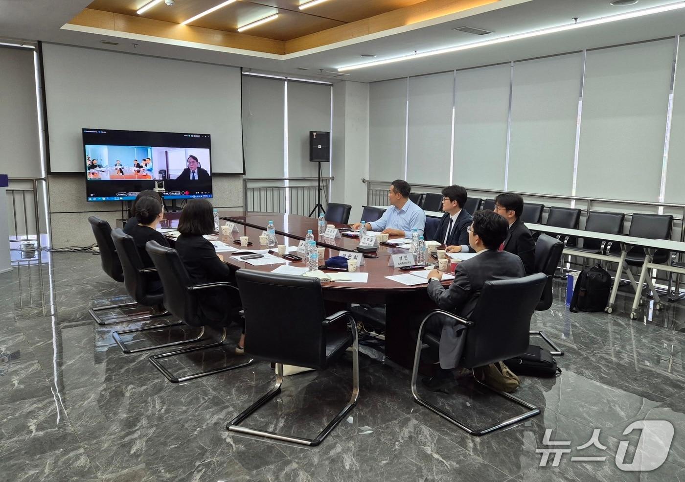 본문 이미지 - 남진 외교부 동북·중앙아국 심의관이 30일 중국 칭다오에서 외교부 본부와 주중국대사관 해양수산관, 중국 지역 공관 담당관들과 중국지역 조업질서 담당관 회의를 주재했다. 2026.04.30. (외교부 제공)