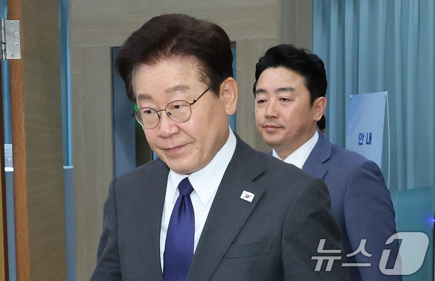 본문 이미지 - 이재명 대통령이 30일 청와대에서 열린 수석보좌관회의에 입장하고 있다. (청와대통신사진기자단) 2026.4.30 ⓒ 뉴스1 이재명 기자