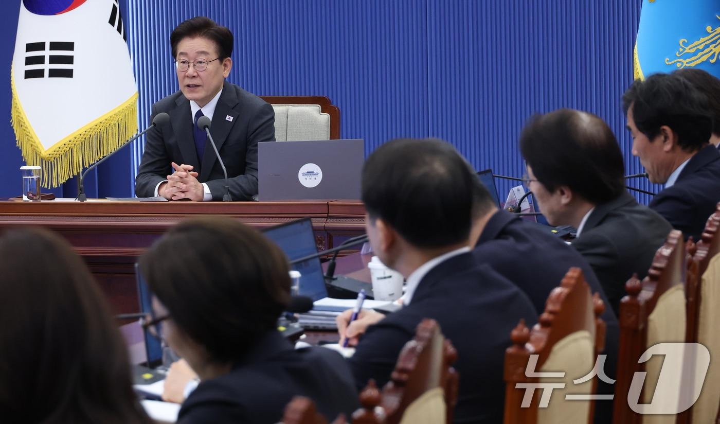 본문 이미지 - 이재명 대통령이 30일 청와대에서 열린 수석보좌관회의에서 발언하고 있다. (청와대통신사진기자단) 2026.4.30 ⓒ 뉴스1 이재명 기자