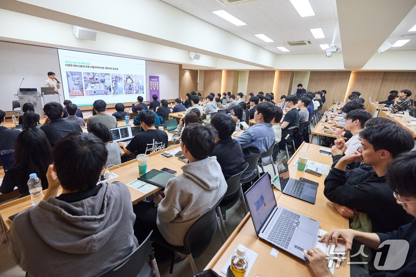 본문 이미지 - 인하대가 지난 29일 ‘2026학년도 첨단산업 아카데미 학생 모집 기업 설명회’를 성황리에 개최했다.(인하대 제공. 재배포 및 DB금지)2026.4.30/뉴스1