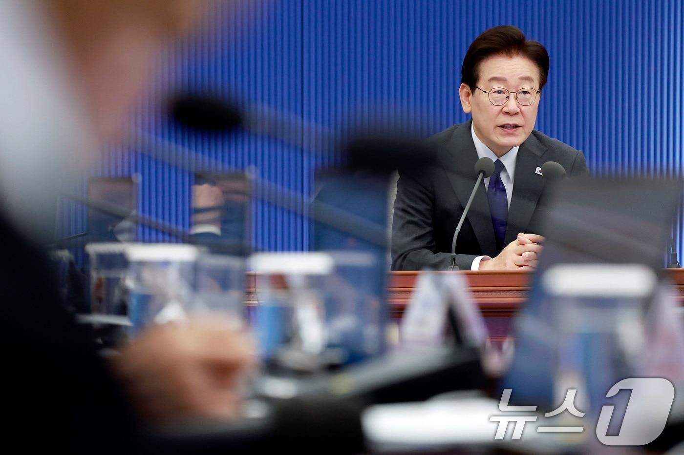 본문 이미지 - 이재명 대통령이 30일 청와대에서 열린 수석보좌관회의에서 발언하고 있다. (청와대통신사진기자단) 2026.4.30 ⓒ 뉴스1 이재명 기자