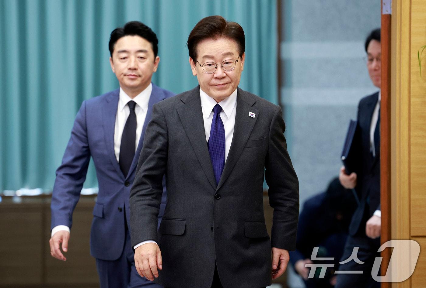 본문 이미지 - 이재명 대통령이 30일 청와대에서 열린 수석보좌관회의에 입장하고 있다. (청와대통신사진기자단) 2026.4.30 ⓒ 뉴스1 이재명 기자