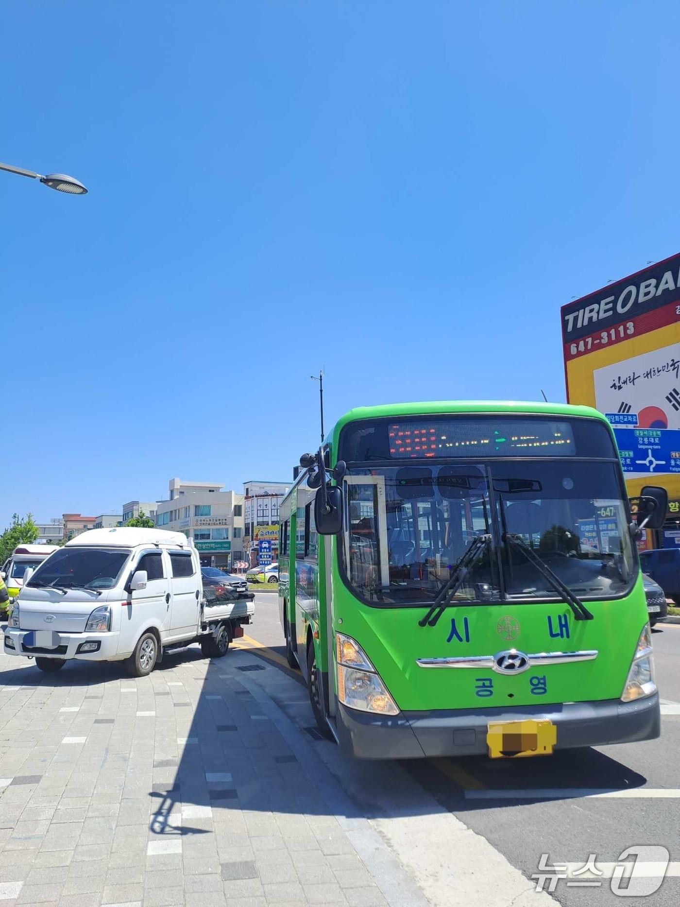 본문 이미지 - 강원 강릉 교동 임당사거리 회전교차로 차량 사고 현장.(강원도소방본부 제공, 재판매 및 DB금지)