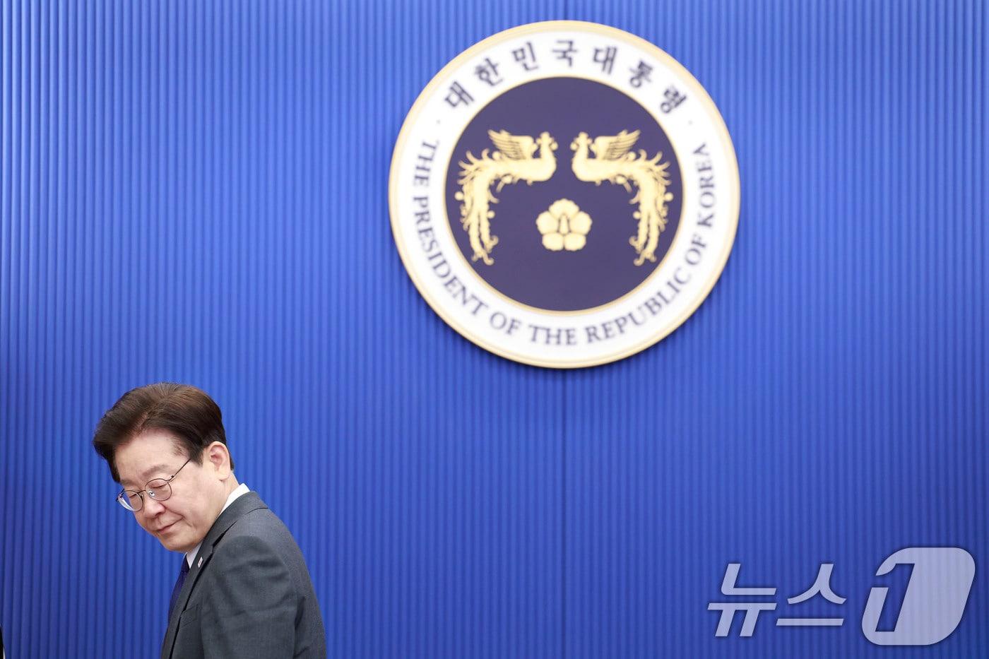 본문 이미지 - 이재명 대통령이 30일 청와대에서 열린 수석보좌관회의에서 자리에 착석하고 있다. (청와대통신사진기자단) 2026.4.30 ⓒ 뉴스1 이재명 기자