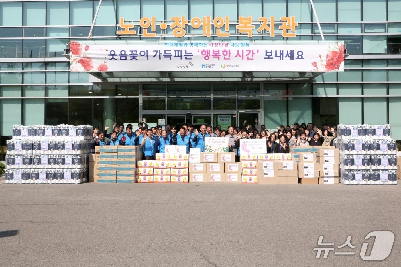 본문 이미지 - 현대제철은 30일 당진시종합복지타운에서 가정의 달을 맞아 어려운 이웃들을 위한 선물 전달식을 갖고 기념촬영을 하고 있다.(현대제철 제공. 재판매 및 DB금지)2026.4.30/뉴스1