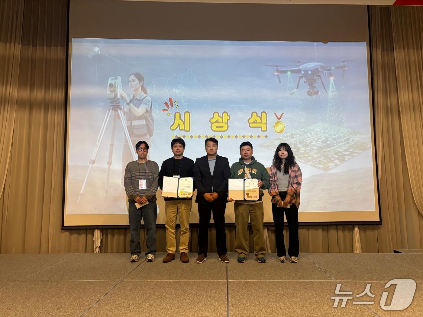 본문 이미지 - 드론측량 경진대회 및 시상식 당시.(속초시 제공, 재판매 및 DB 금지) 2026.4.30/뉴스1