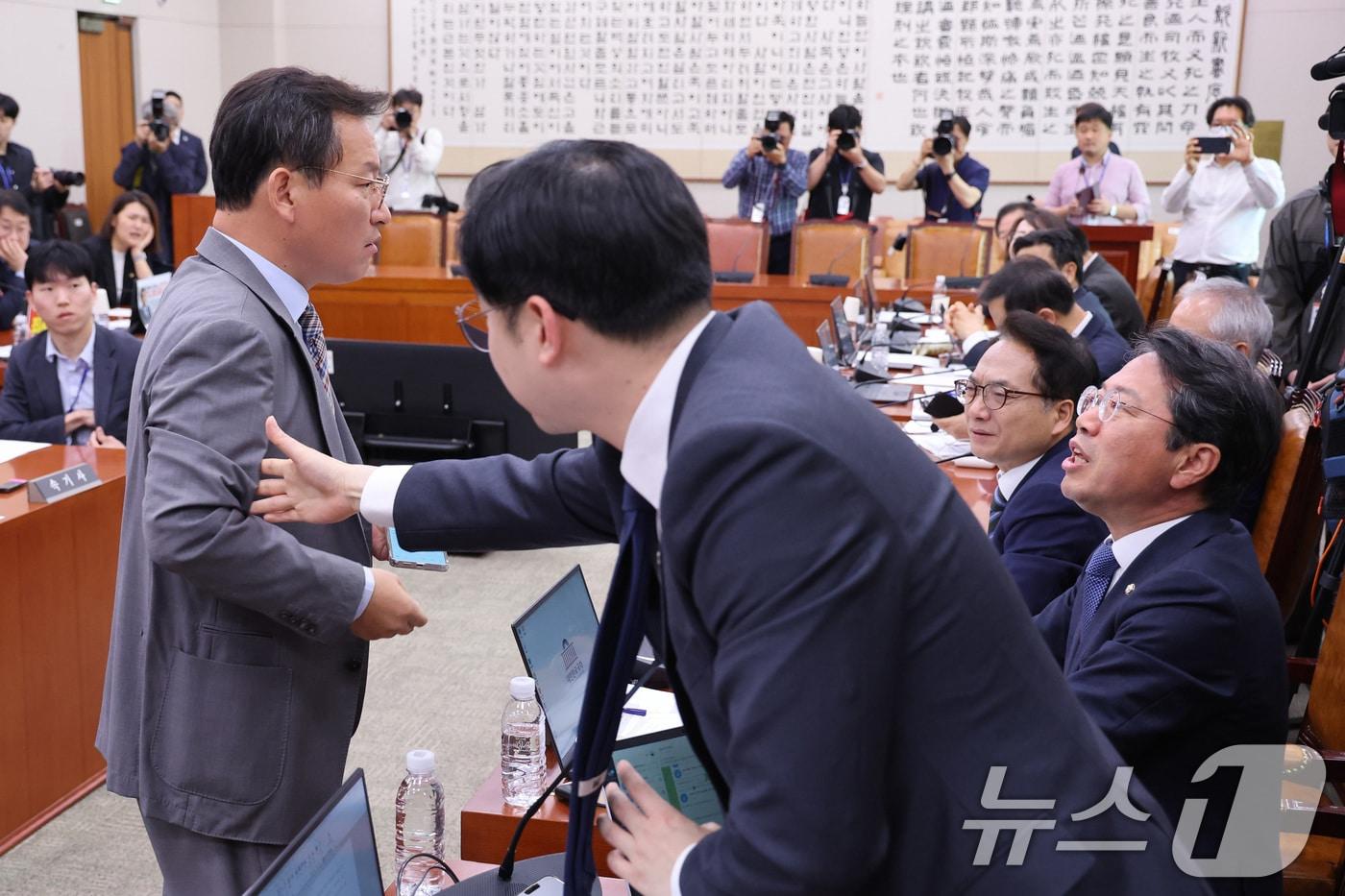본문 이미지 - 김형동 국민의힘 간사와 김승원 더불어민주당 의원이 30일 서울 여의도 국회에서 열린 윤석열정권정치검찰조작기소의혹사건진상규명국정조사특별위원회 전체회의에서 언쟁을 벌이고 있다. 2026.4.30 ⓒ 뉴스1 신웅수 기자