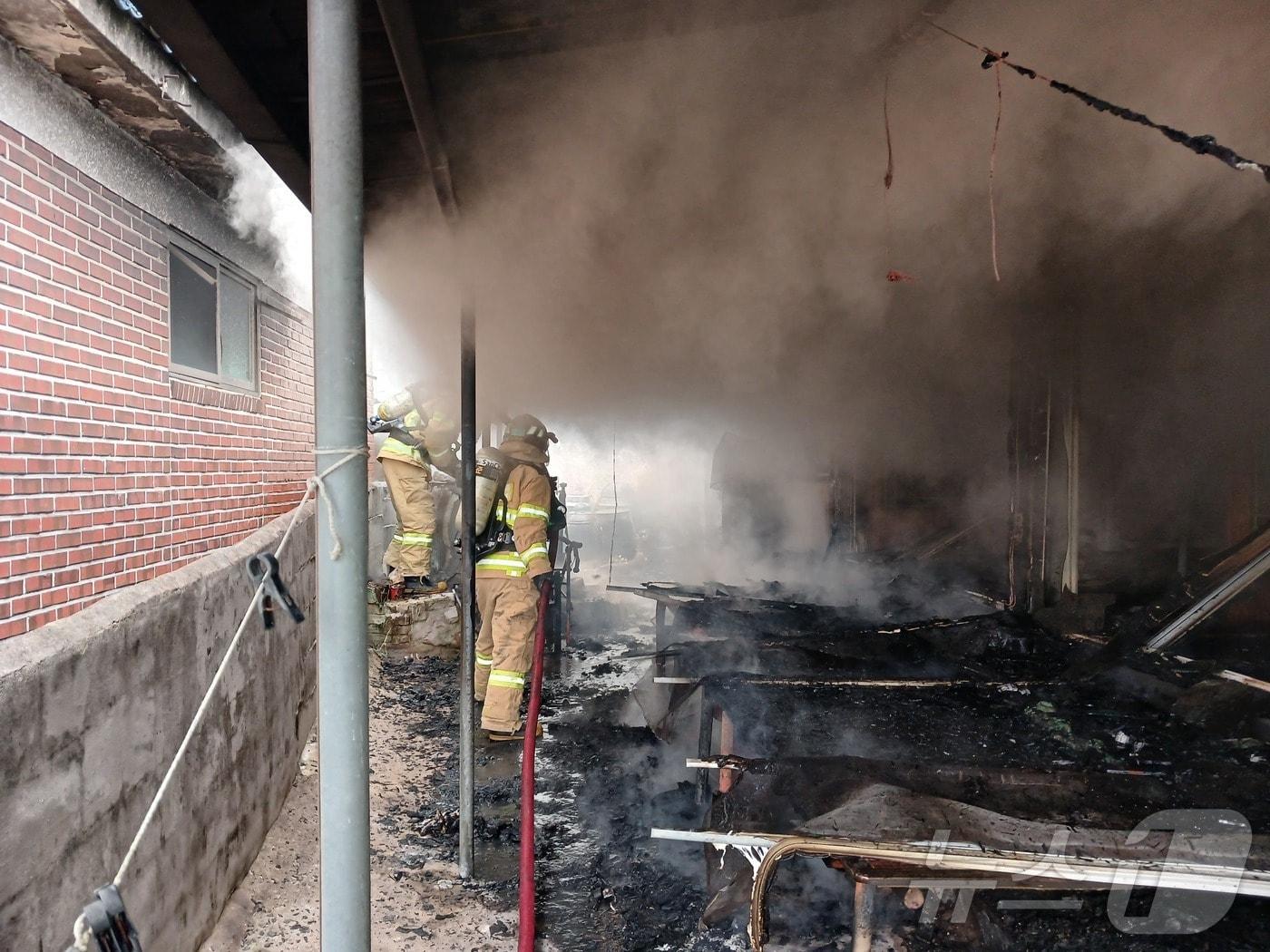 본문 이미지 - 30일 오후 2시 9분쯤 전남 장흥군 안양면 한 2층짜리 주택에서 불이 나 소방당국이 진화 작업을 하고 있다. (전남소방제공. 재판매 및 DB 금지) 