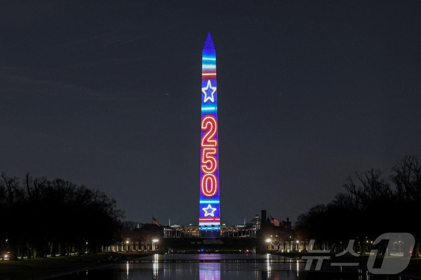 본문 이미지 - 지난 1월 4일(현지시간) 미국 워싱턴DC의 워싱턴 기념비에 미국 건국 250주년 기념 행사의 일환으로 '250'이라는 숫자가 투사되고 있다. 2026.01.04 ⓒ 로이터=뉴스1